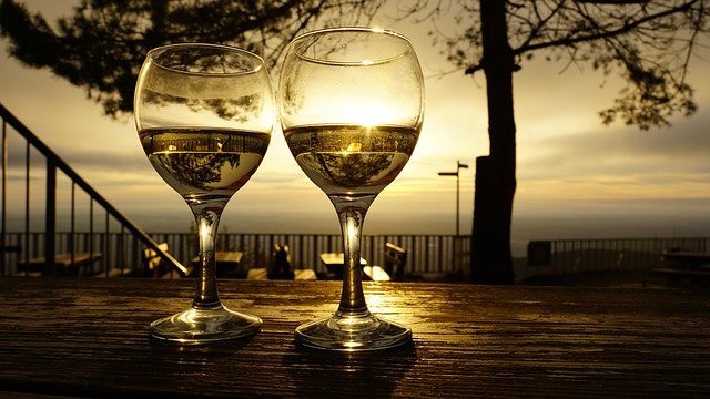 Weingläser mit Spiegelung im Sonnenuntergang